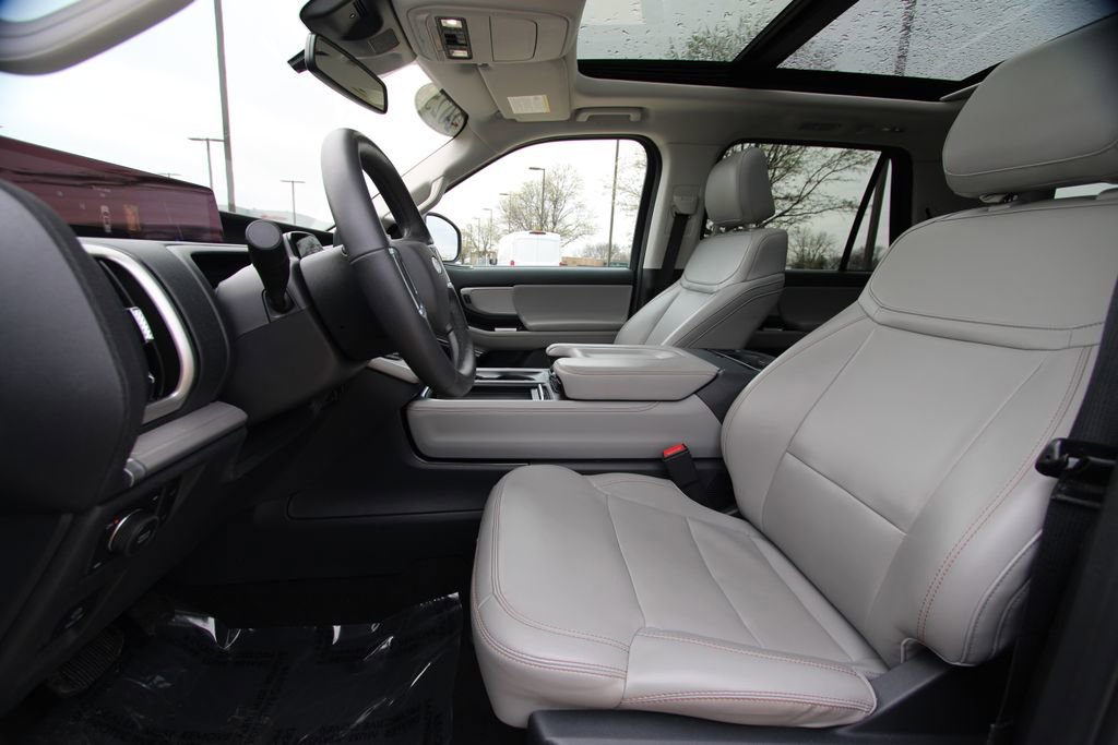 Used 2025 Ford Expedition Active image 6