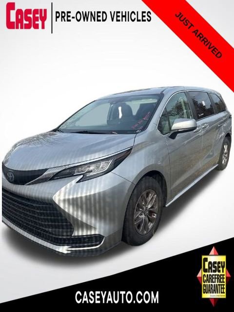 Used 2023 Toyota Sienna LE image 1