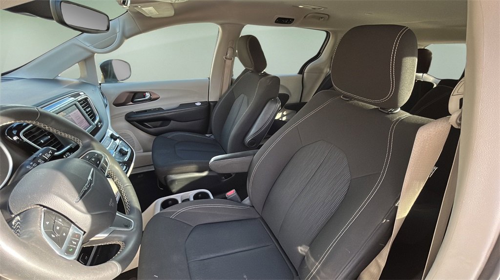 Used 2023 Chrysler Voyager LX image 16