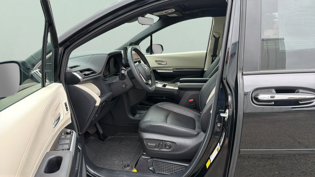 Used 2025 Toyota Sienna Platinum AWD/4WD image 9