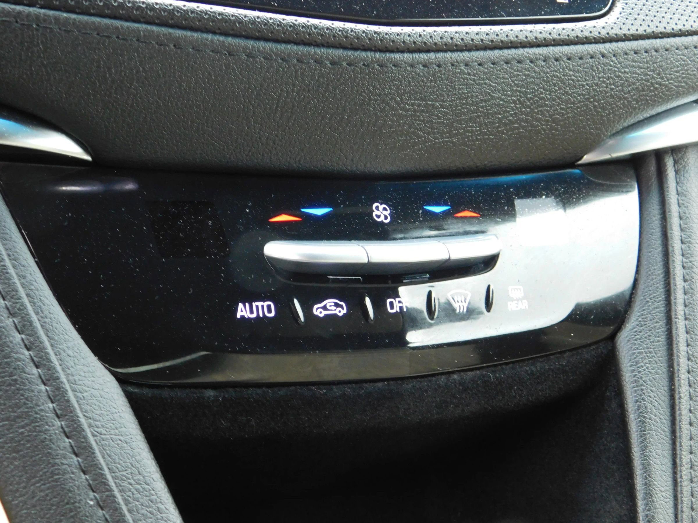 Used 2018 Cadillac XT5 FWD image 19
