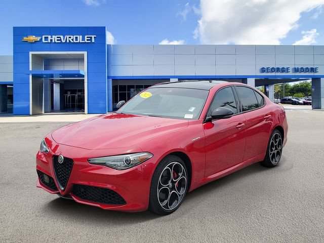 Used 2022 Alfa Romeo Giulia Veloce AWD/4WD image 2