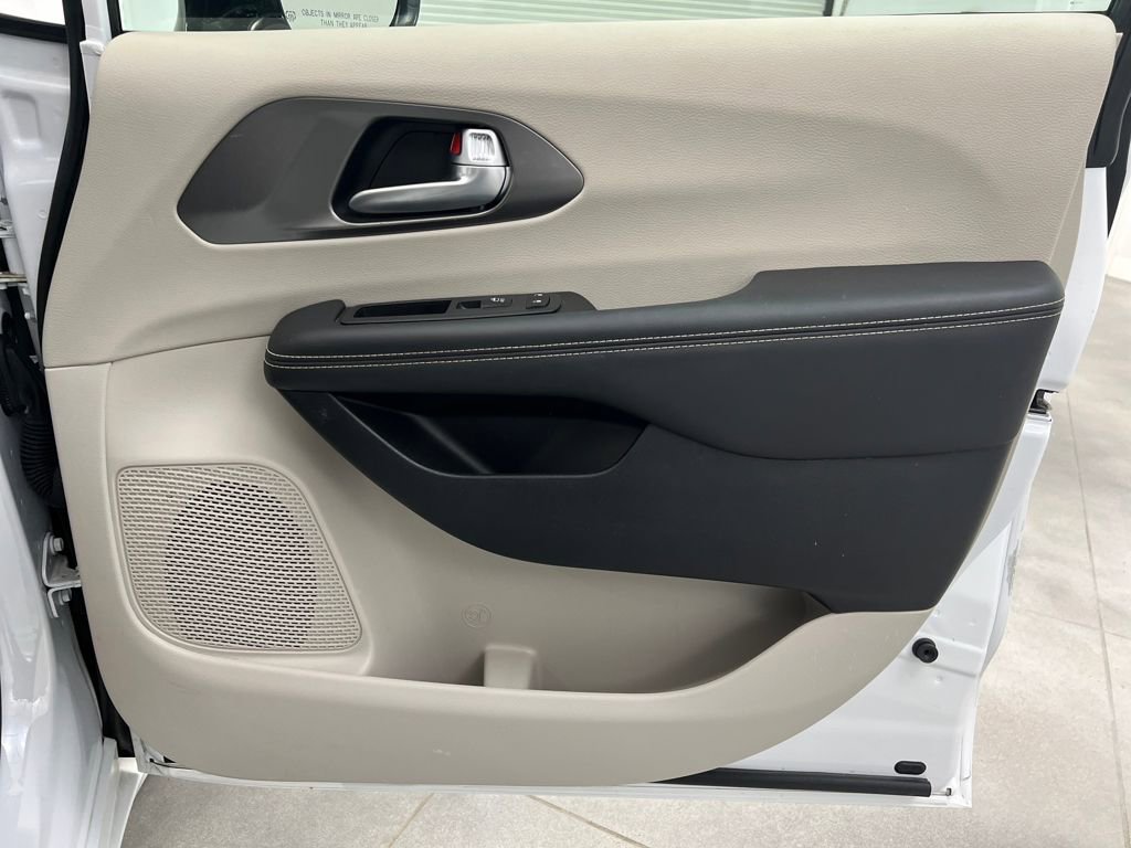 Used 2024 Chrysler Pacifica Touring-L image 32