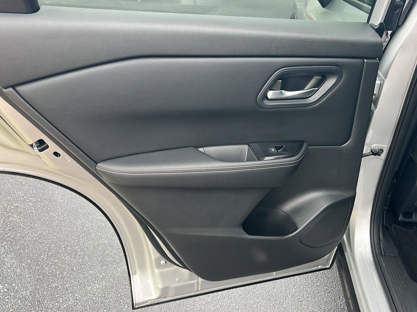 Used 2024 Nissan Rogue SV image 17