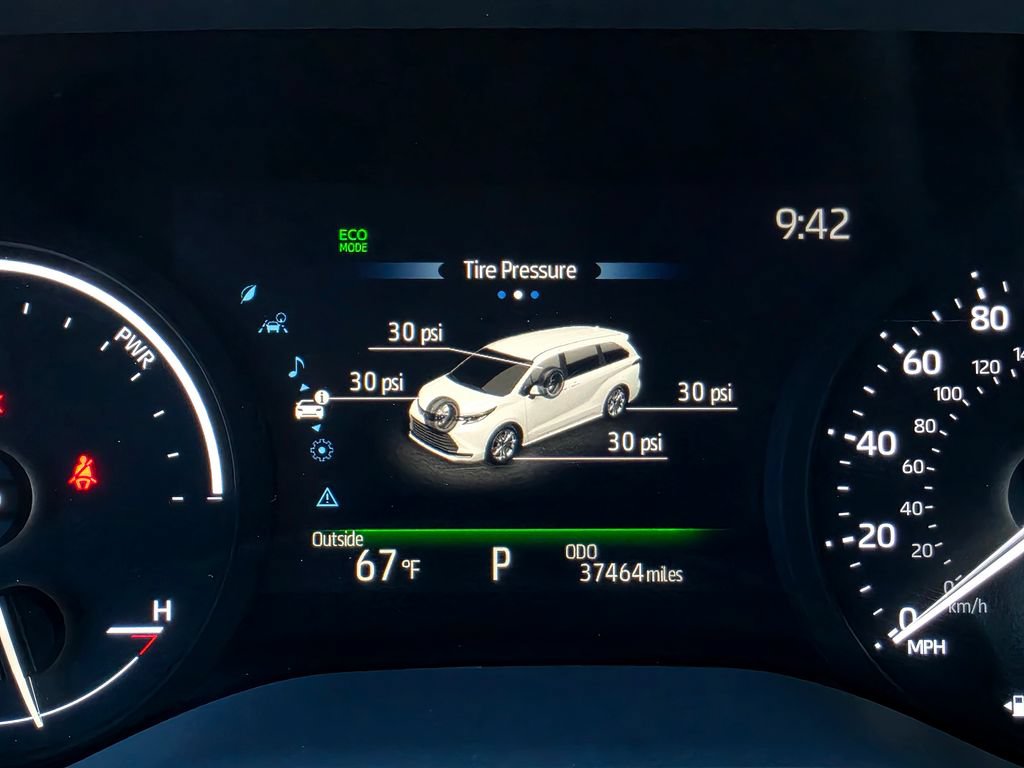 Used 2025 Toyota Sienna XLE FWD image 30