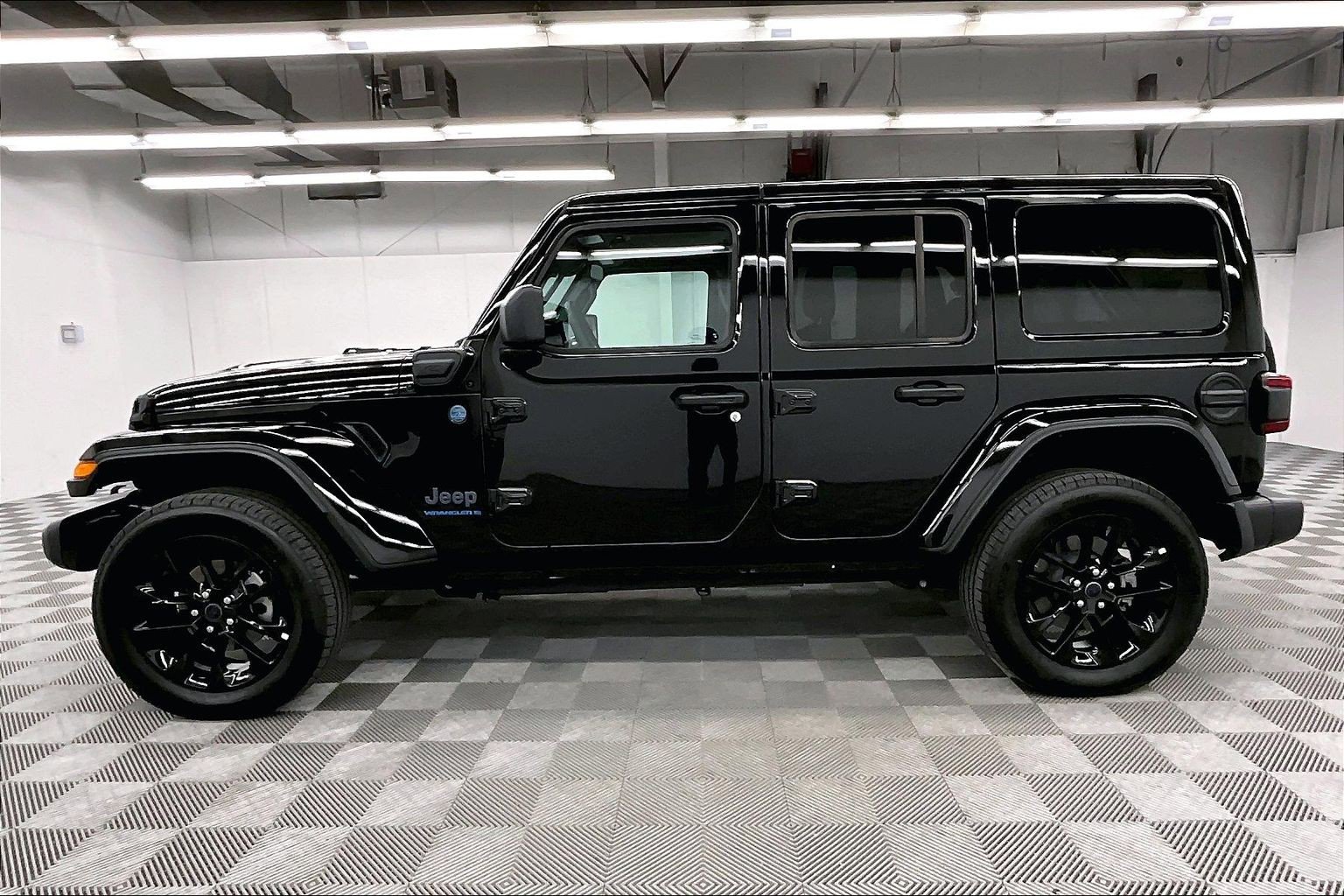 Used 2025 Jeep Wrangler Unlimited Sahara w/ Safety Group AWD/4WD image 14