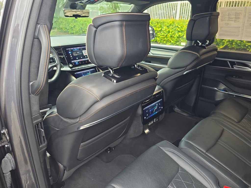 Used 2023 Jeep Grand Wagoneer Series III image 16