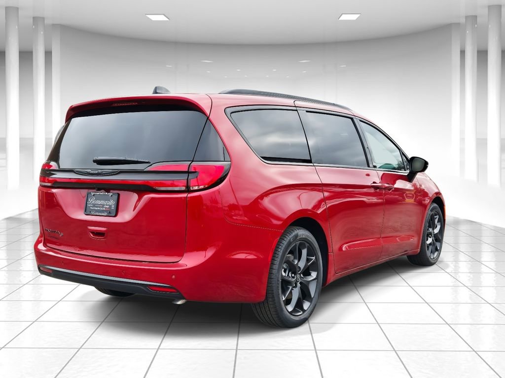 New 2026 Chrysler Pacifica Select image 3