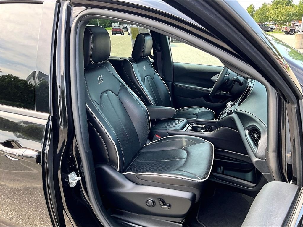 Used 2025 Chrysler Pacifica Limited FWD image 11