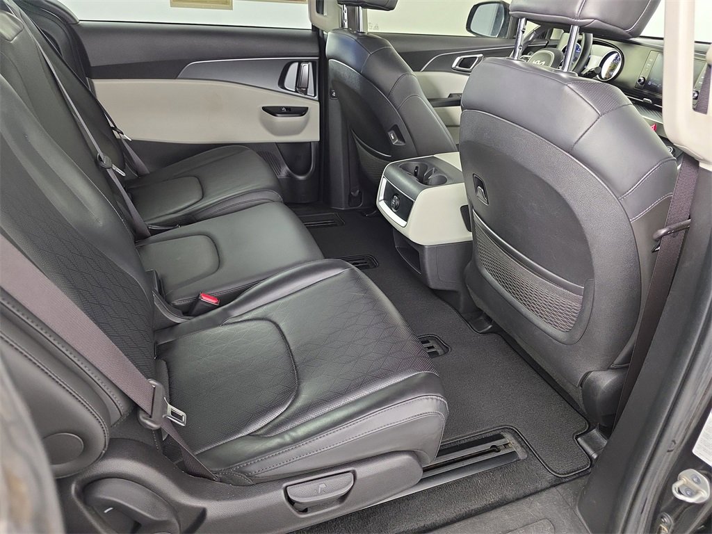 Used 2022 Kia Carnival LX image 36