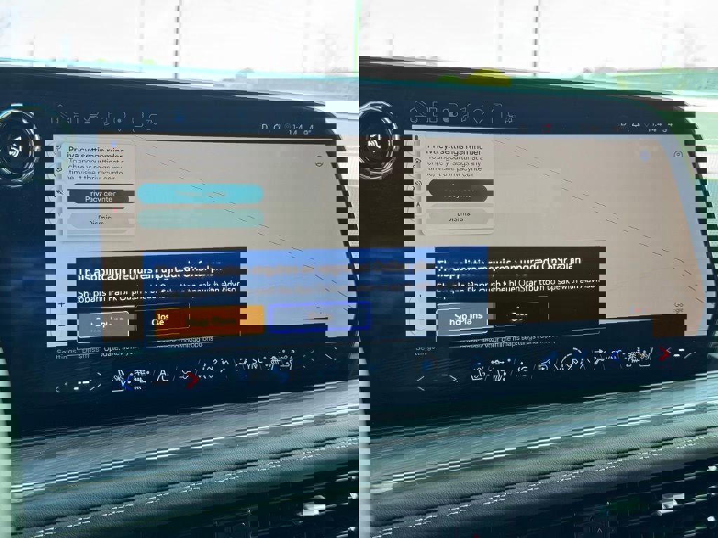 Used 2025 Chevrolet Suburban Premier image 32