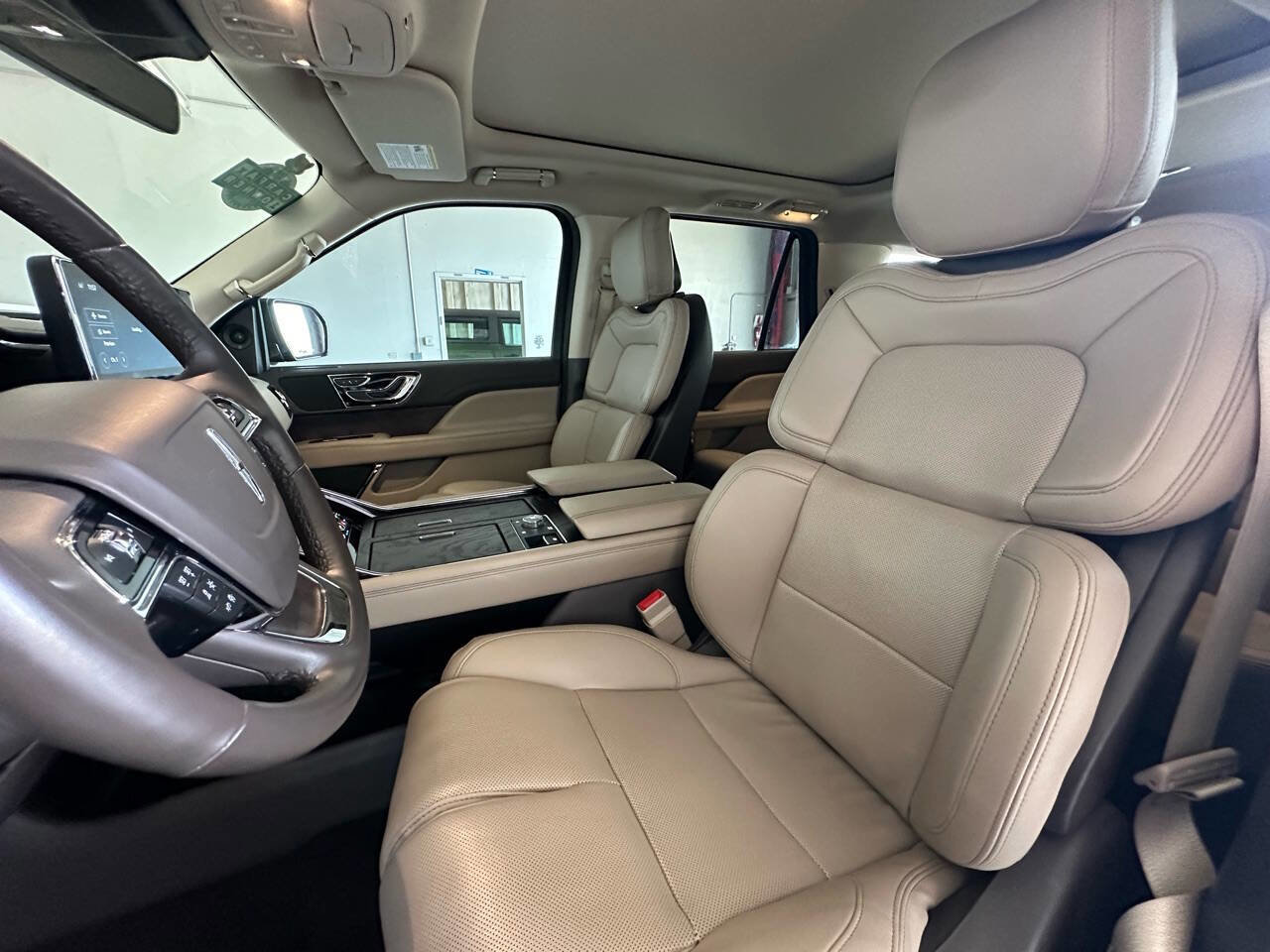 Used 2022 Lincoln Navigator 2WD image 14