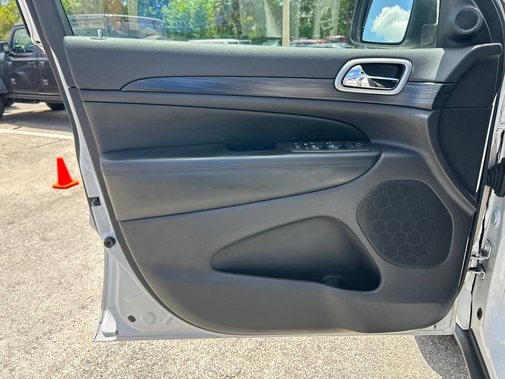 Used 2019 Jeep Grand Cherokee Laredo RWD image 32