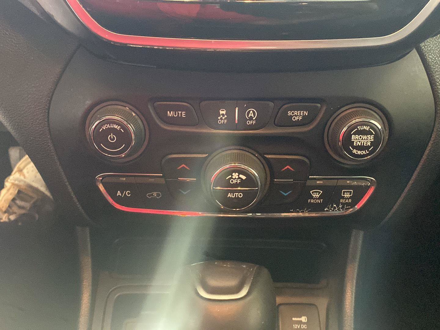 Used 2020 Jeep Cherokee Limited FWD image 28