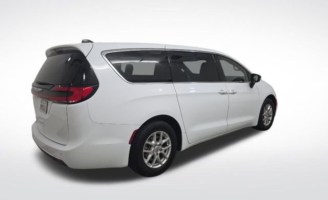 Used 2025 Chrysler Pacifica Select image 10