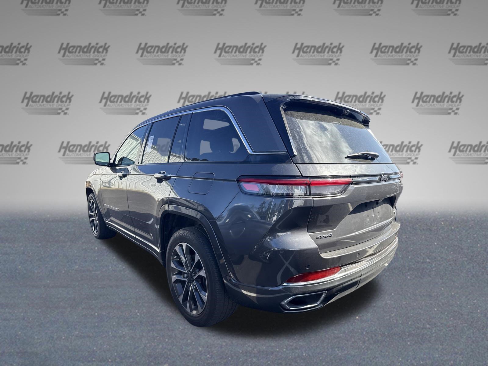 Used 2022 Jeep Grand Cherokee Overland w/ Luxury Tech Group IV AWD/4WD image 12
