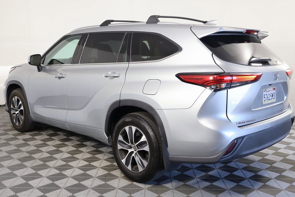 Used 2021 Toyota Highlander XLE image 4