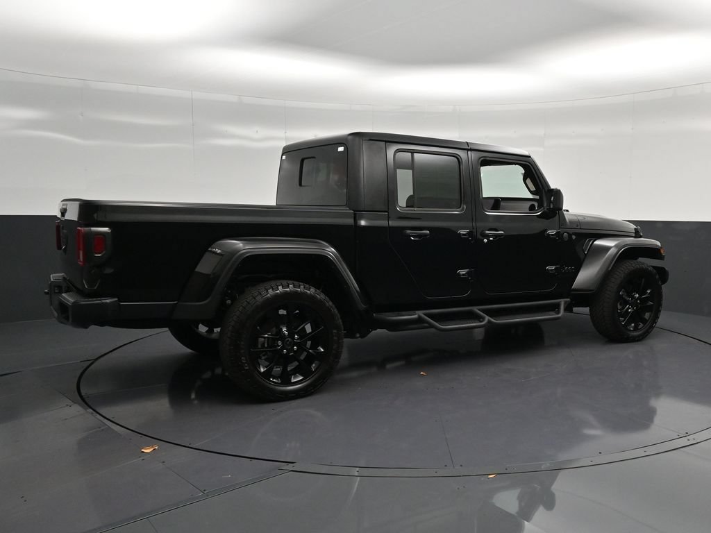 Used 2025 Jeep Gladiator Sport AWD/4WD image 3