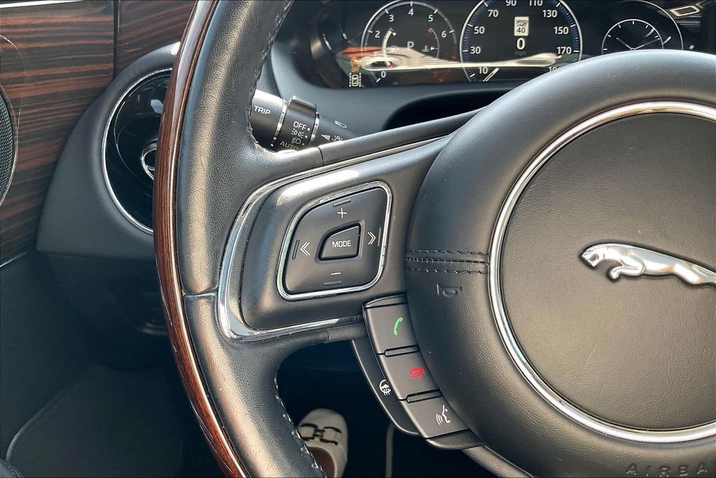 Used 2018 Jaguar XJ R-Sport RWD image 13