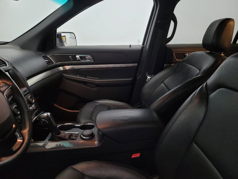 Used 2018 Ford Explorer XLT w/ Equipment Group 202A AWD/4WD image 17