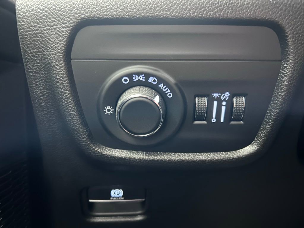 Used 2025 Jeep Grand Cherokee Altitude RWD image 7
