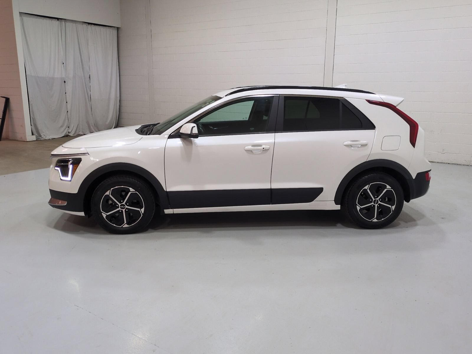 Certified 2024 Kia Niro EX FWD image 6