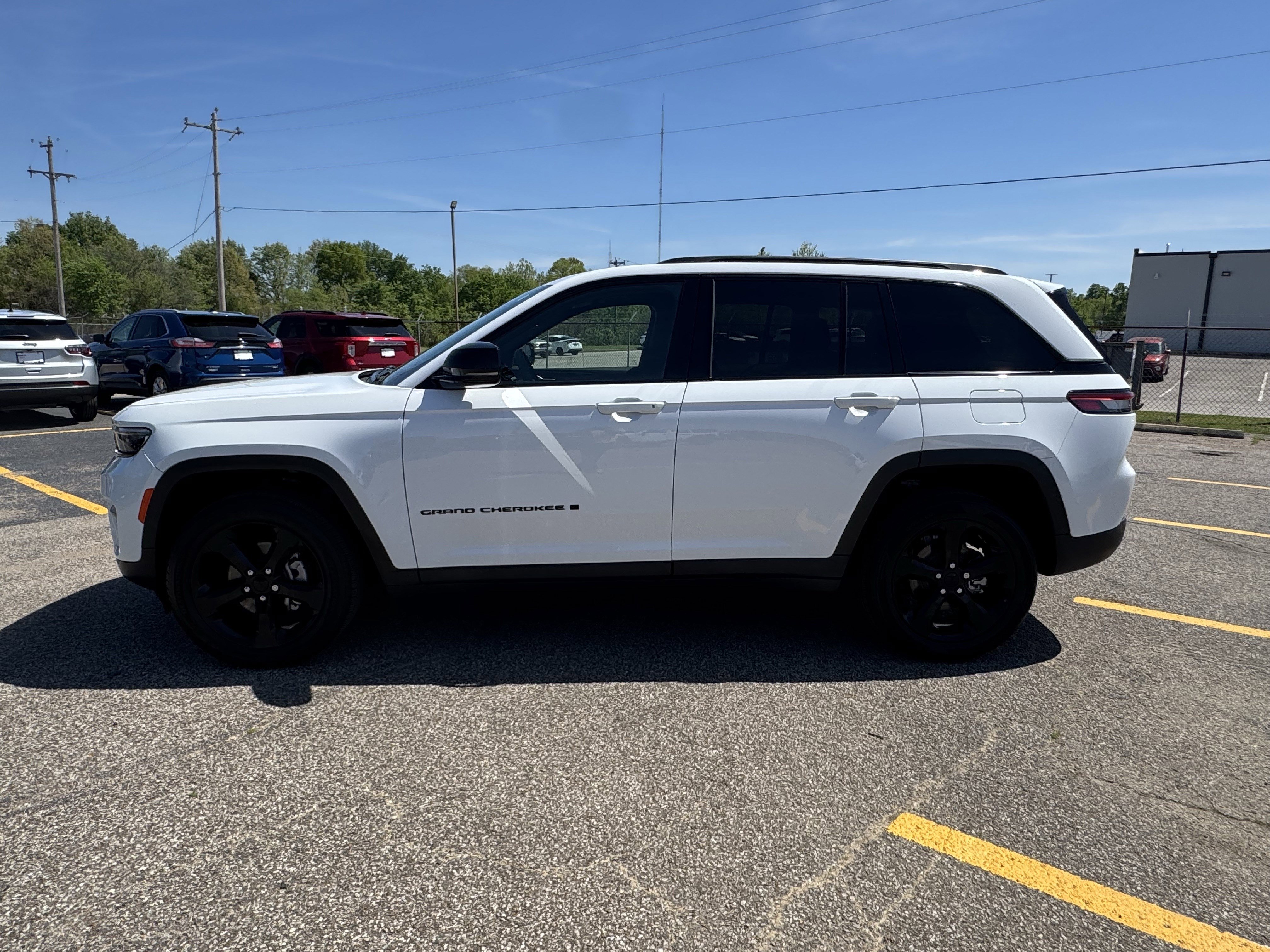 Used 2023 Jeep Grand Cherokee Altitude image 2