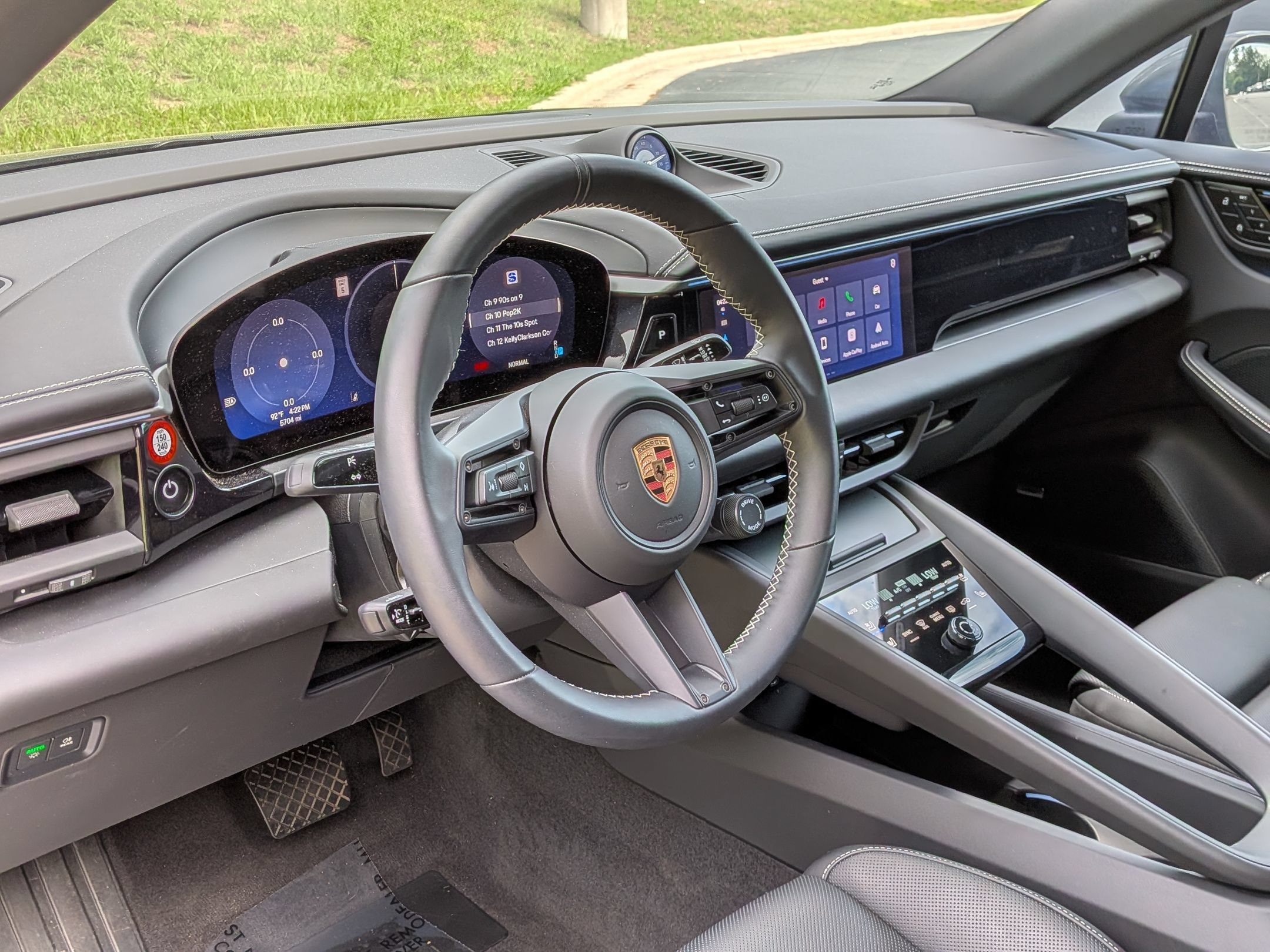 Certified 2025 Porsche Macan Electric RWD image 4