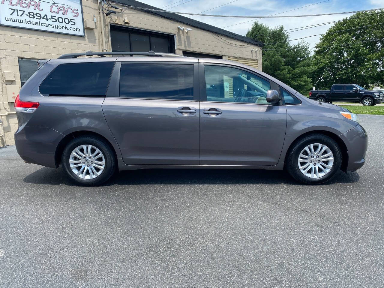 Used 2013 Toyota Sienna XLE FWD image 2
