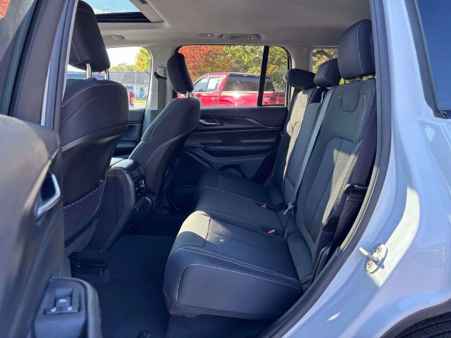 Used 2023 Jeep Grand Cherokee Laredo w/ Luxury Tech Group I AWD/4WD image 28
