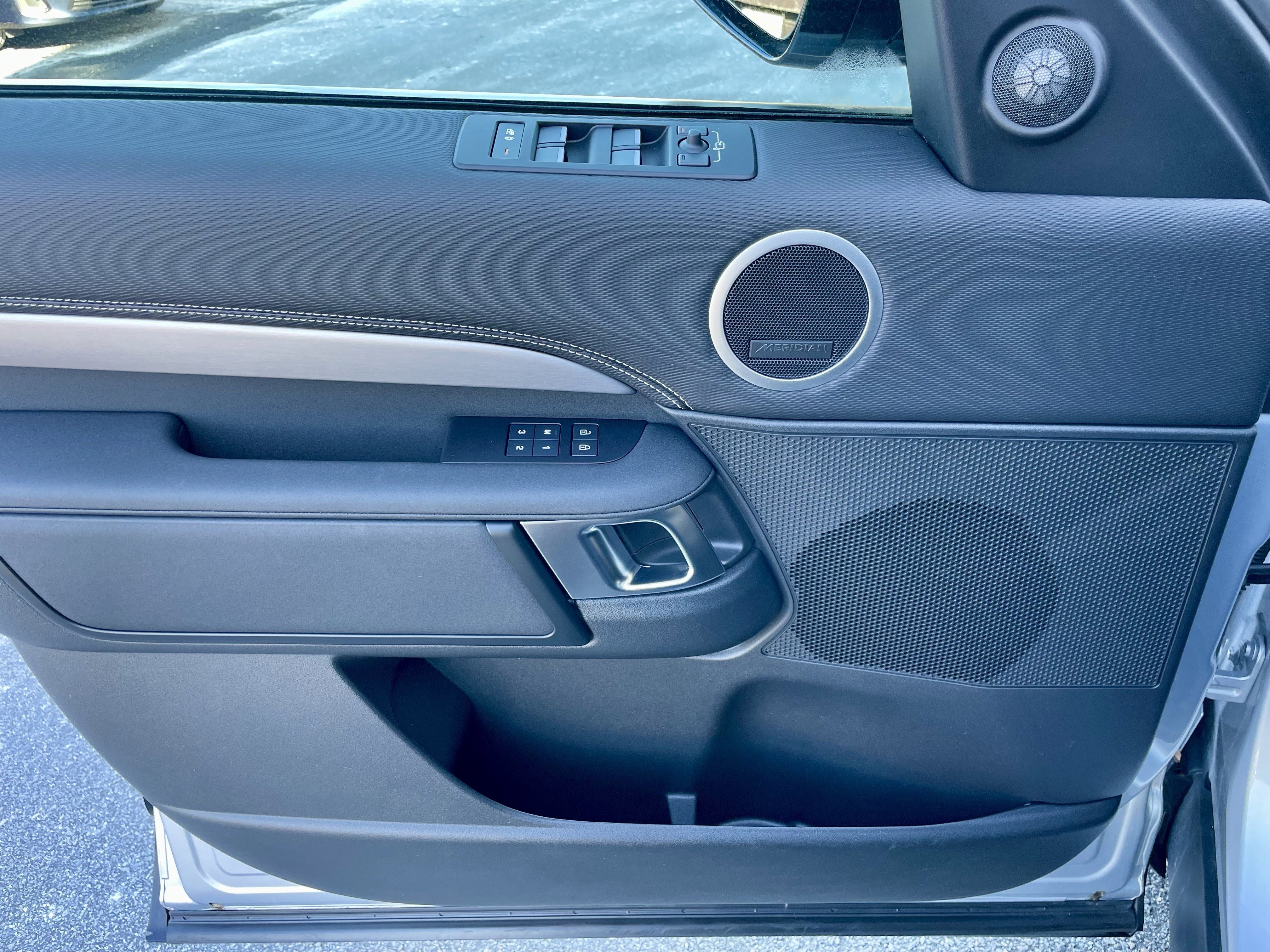 Certified 2024 Land Rover Discovery Dynamic SE image 12