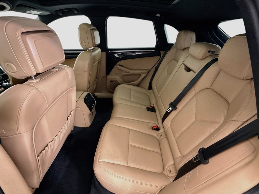 Certified 2025 Porsche Macan AWD/4WD image 18