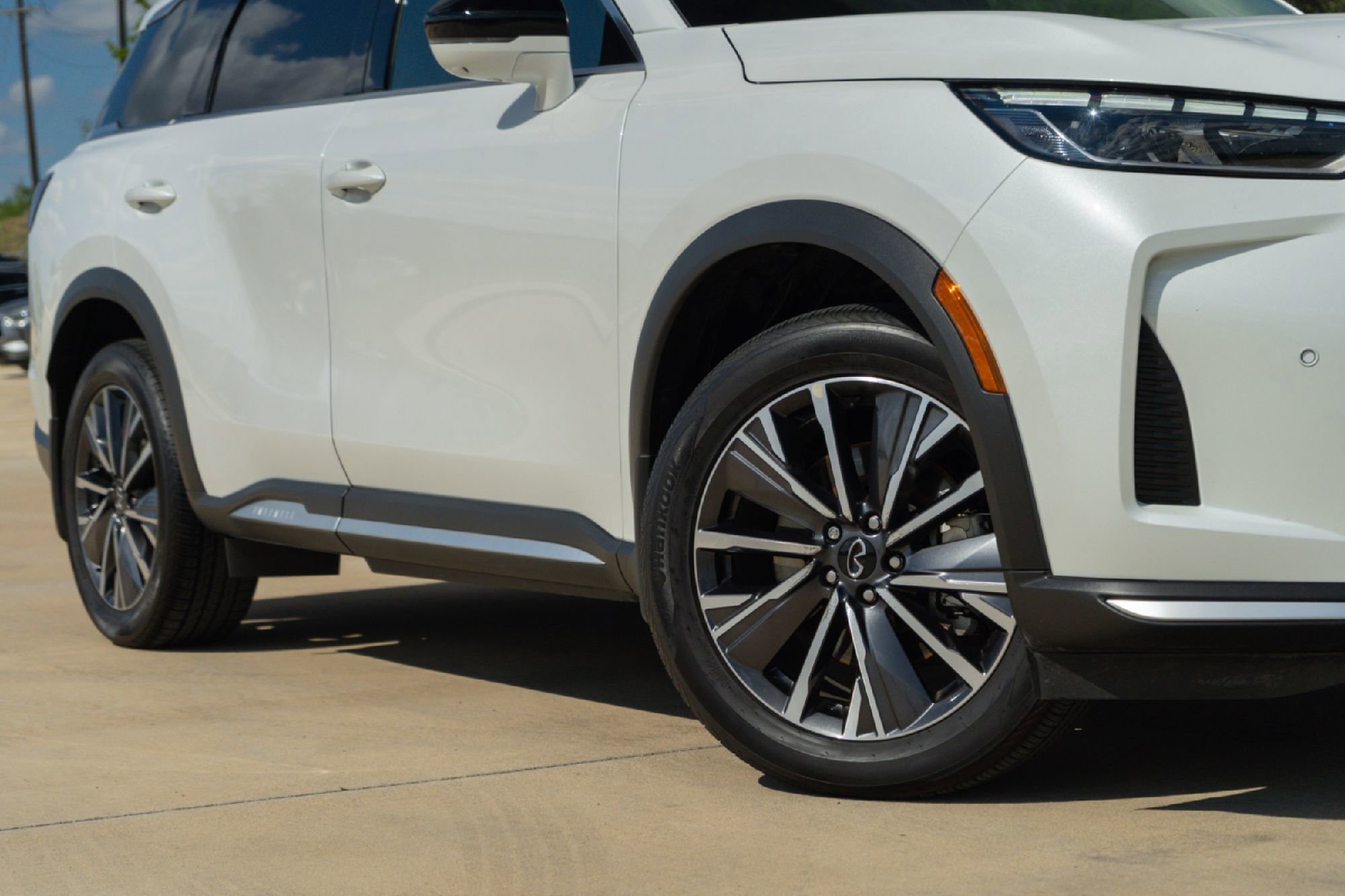 Certified 2026 INFINITI QX60 Luxe w/ Family Package image 2