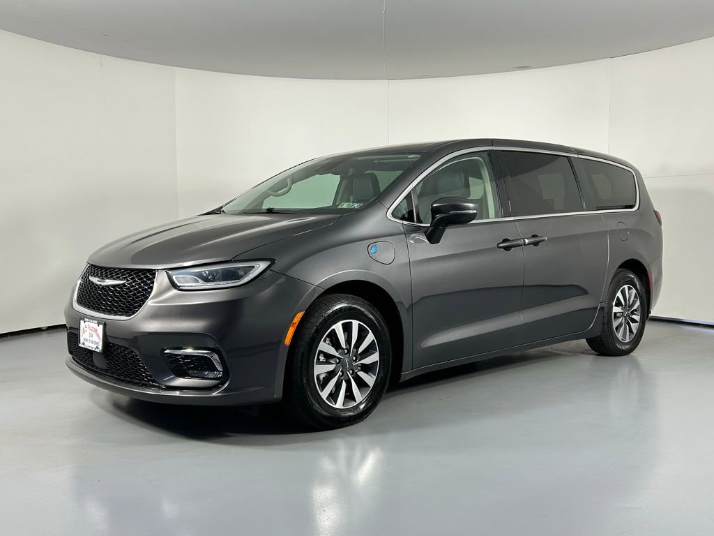Used 2023 Chrysler Pacifica Touring-L image 3