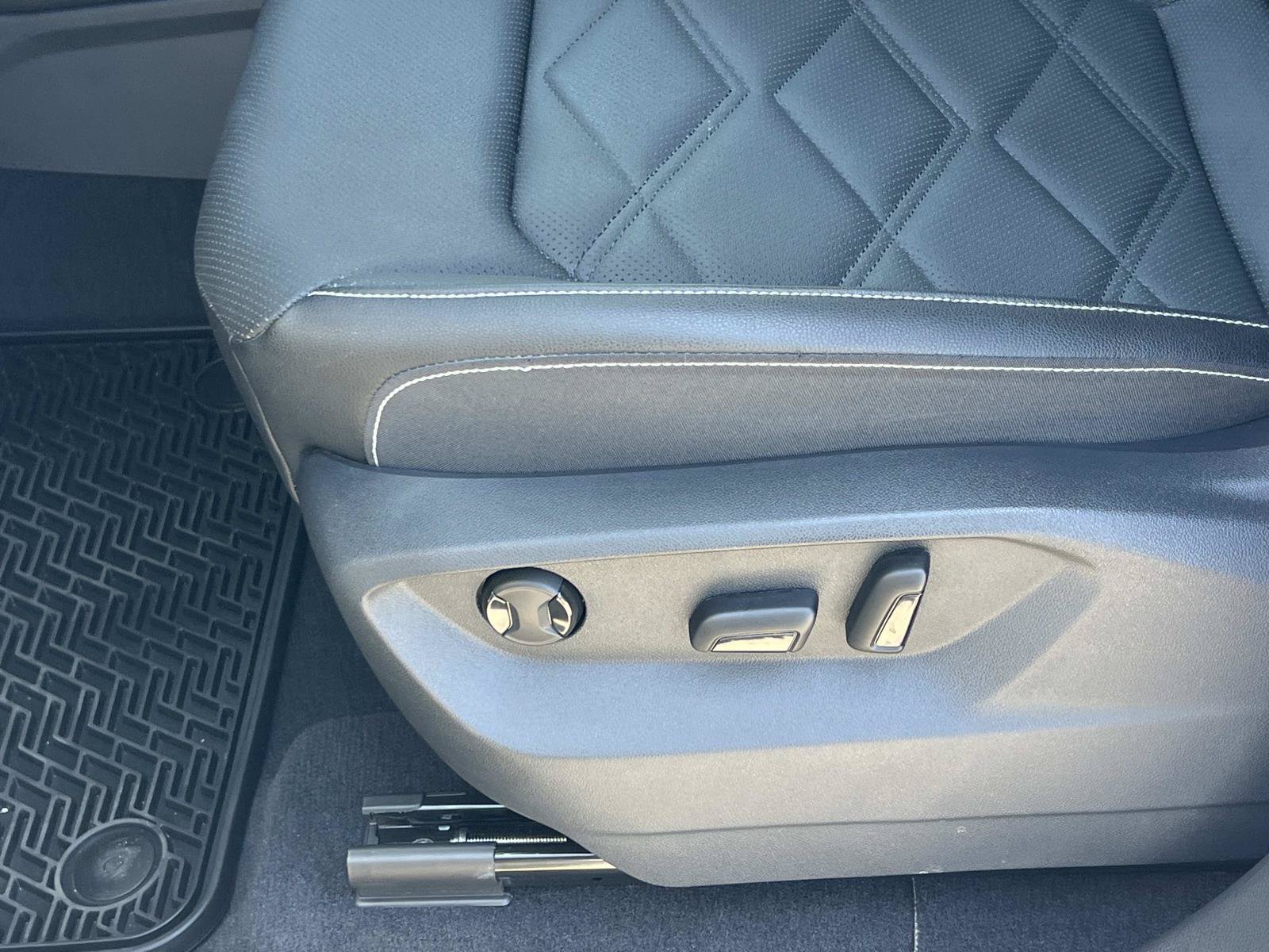Certified 2025 Volkswagen Atlas SE FWD image 18