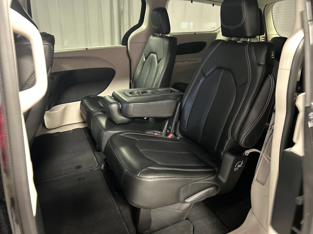 Used 2024 Chrysler Pacifica Touring-L w/ Uconnect Theater Family Group FWD image 23