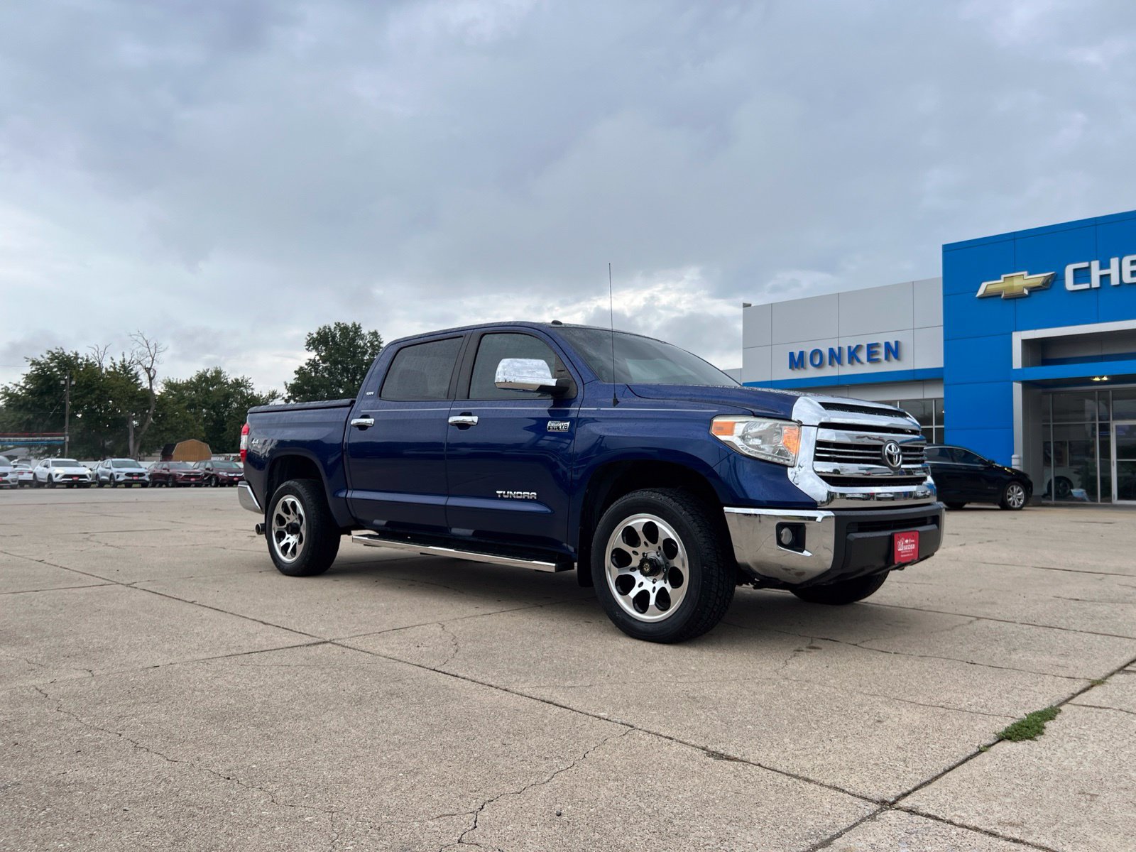 Used 2015 Toyota Tundra SR5 w/ SR5 Upgrade Package AWD/4WD image 1