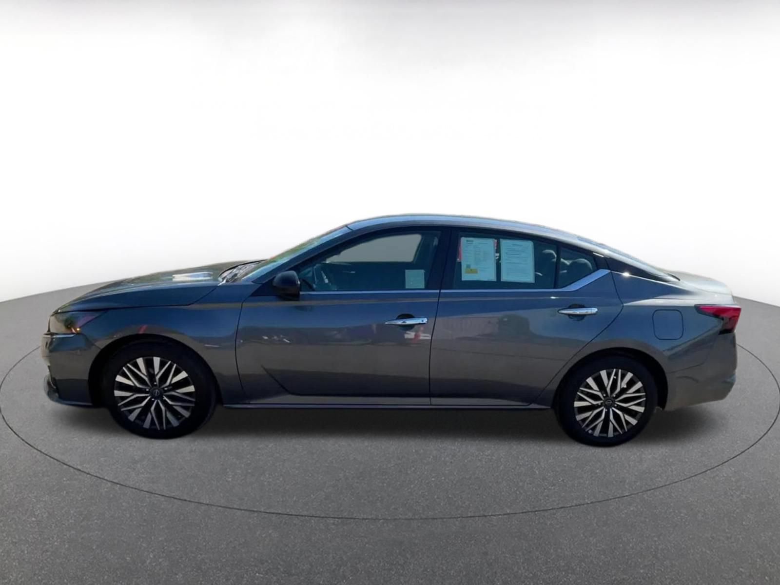 Used 2025 Nissan Altima 2.5 SV FWD image 9