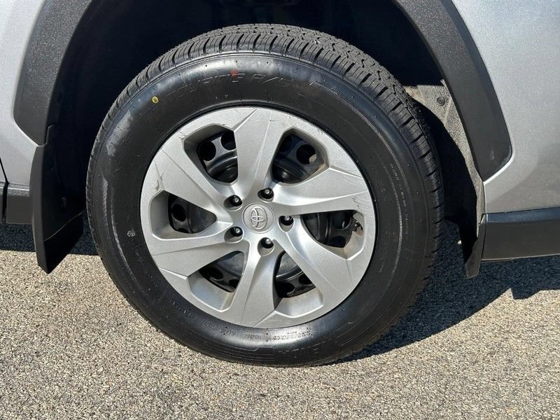 Used 2021 Toyota RAV4 LE AWD/4WD image 10