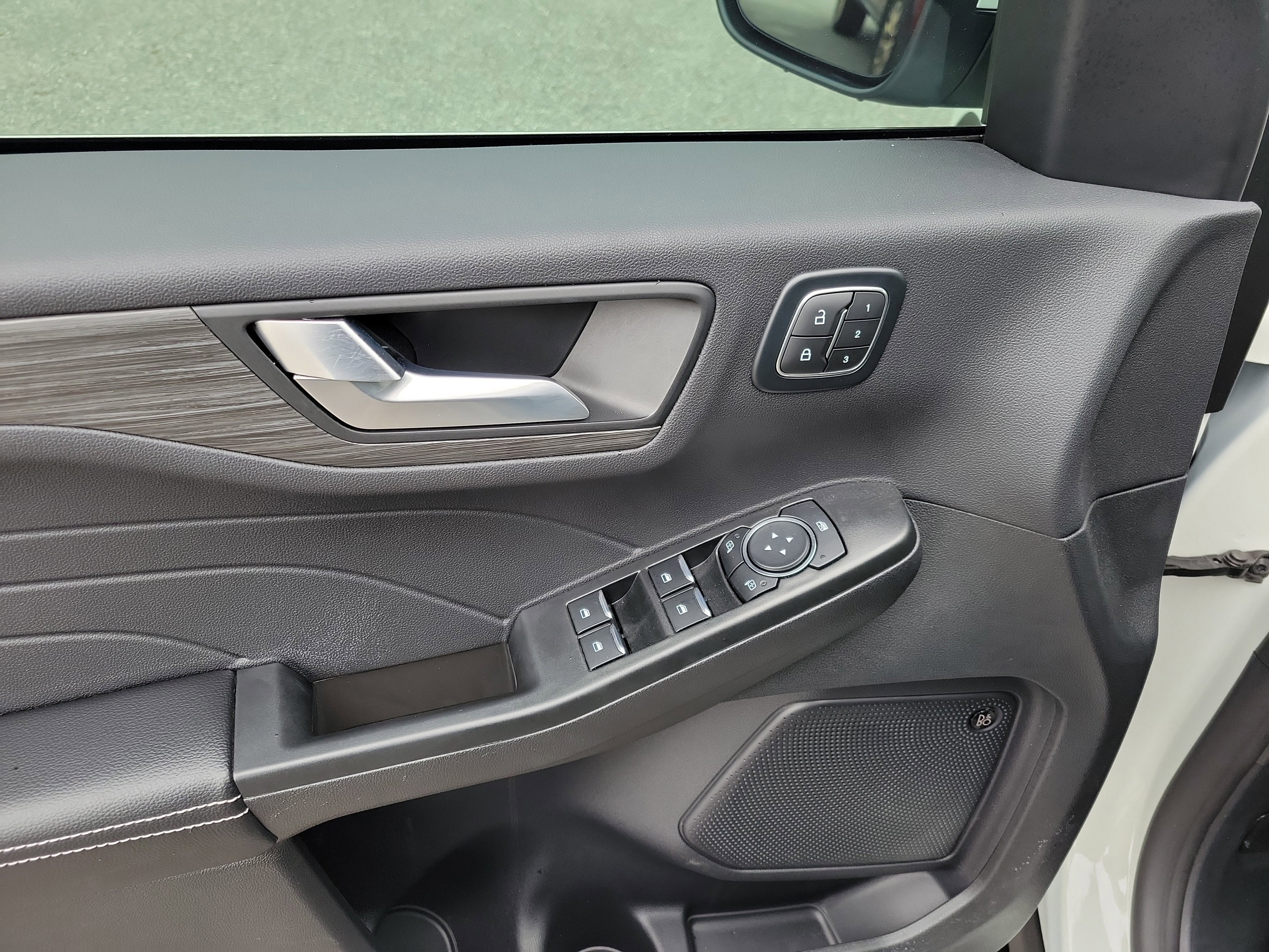 Used 2024 Ford Escape SE w/ PHEV Premium Package image 6