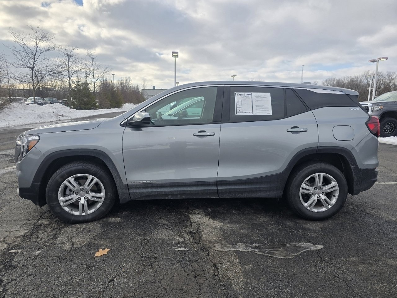 Used 2024 GMC Terrain SLE image 4