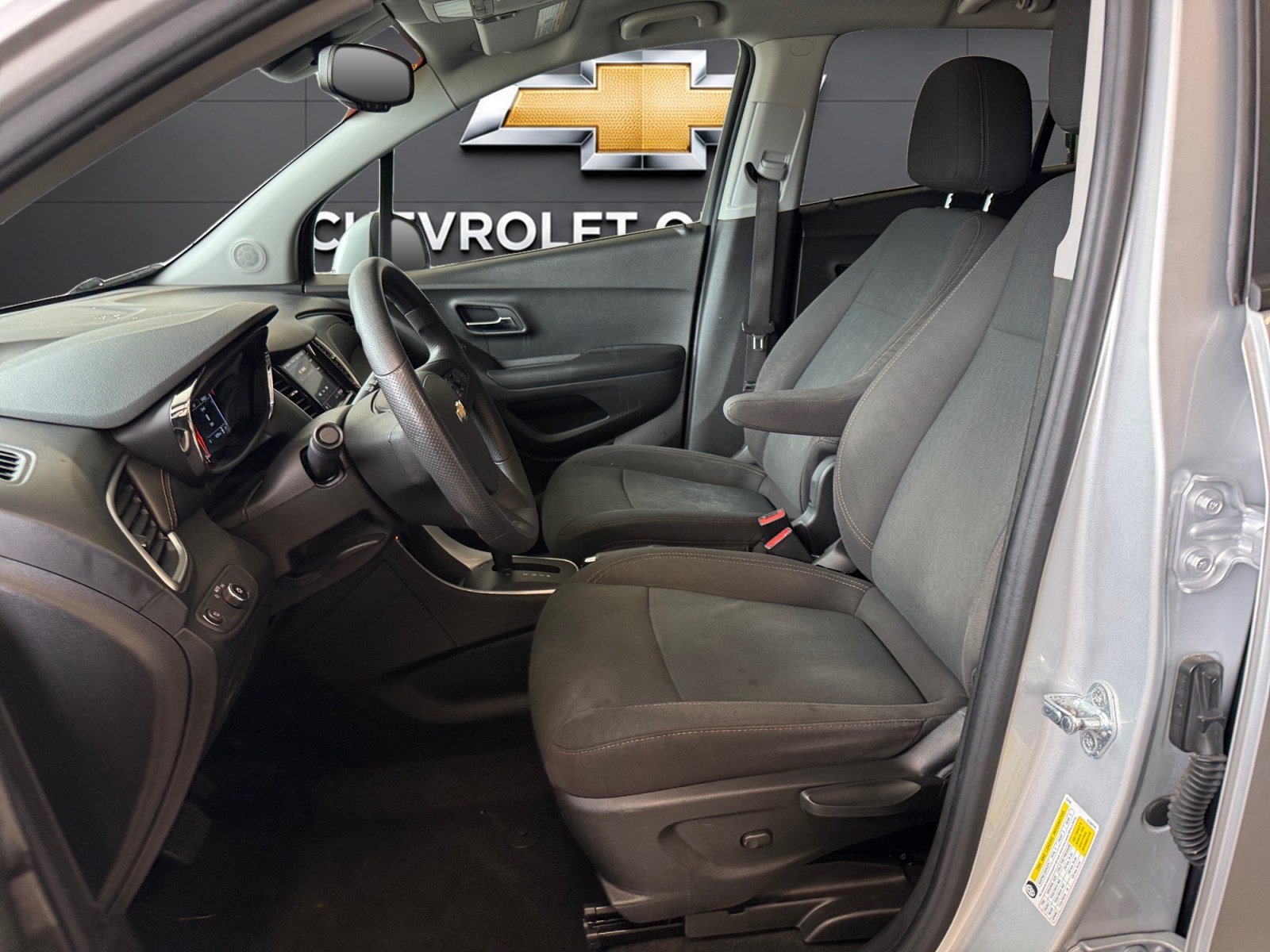 Used 2022 Chevrolet Trax LS w/ Tint and Cruise Package AWD/4WD image 9