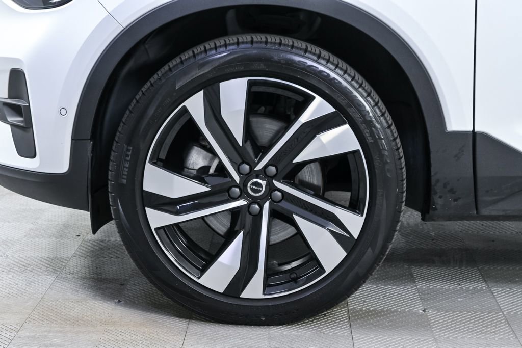 Certified 2024 Volvo XC40 B5 Ultimate w/ Protection Package AWD/4WD image 40