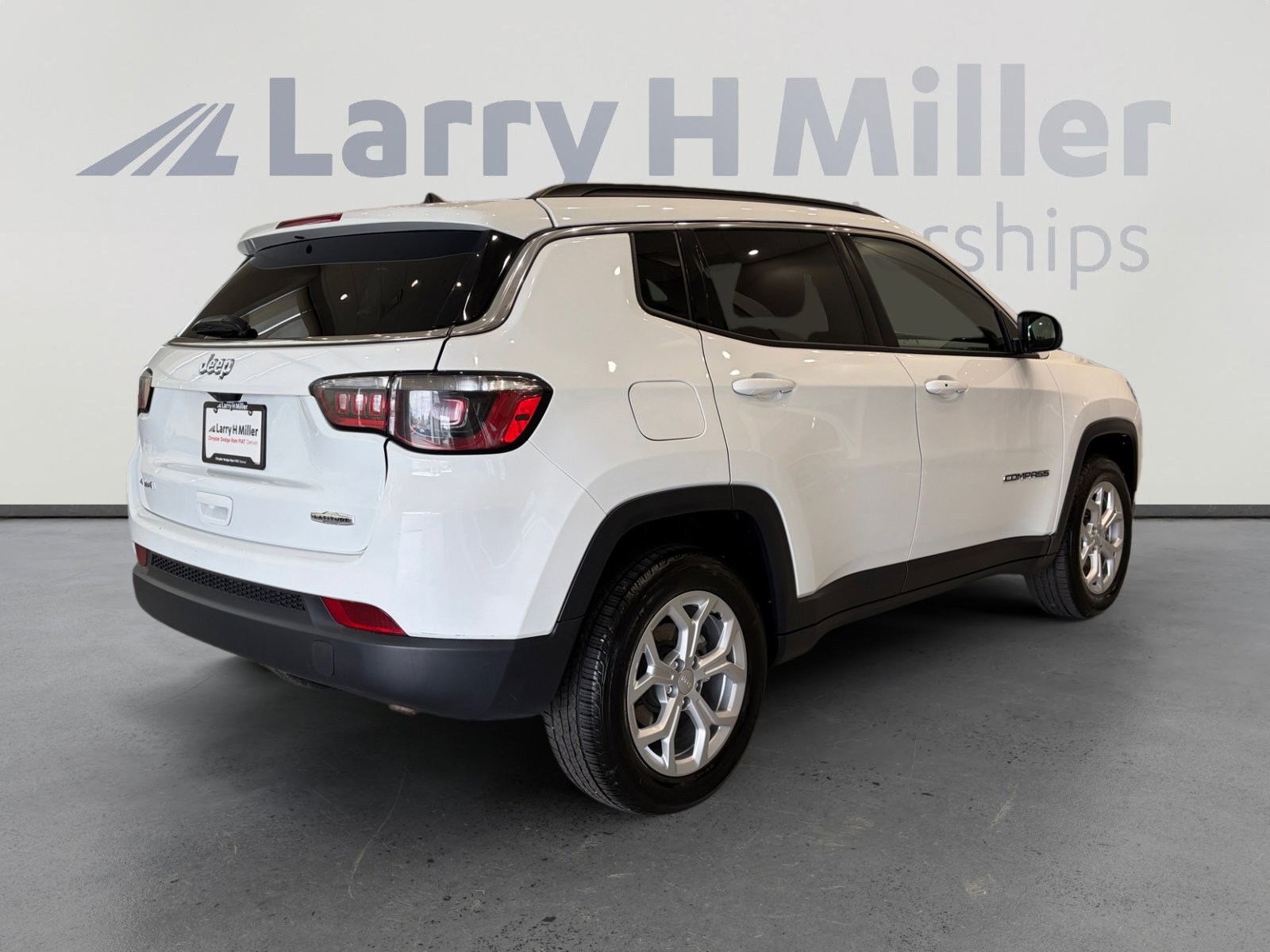 Used 2024 Jeep Compass Latitude AWD/4WD image 5
