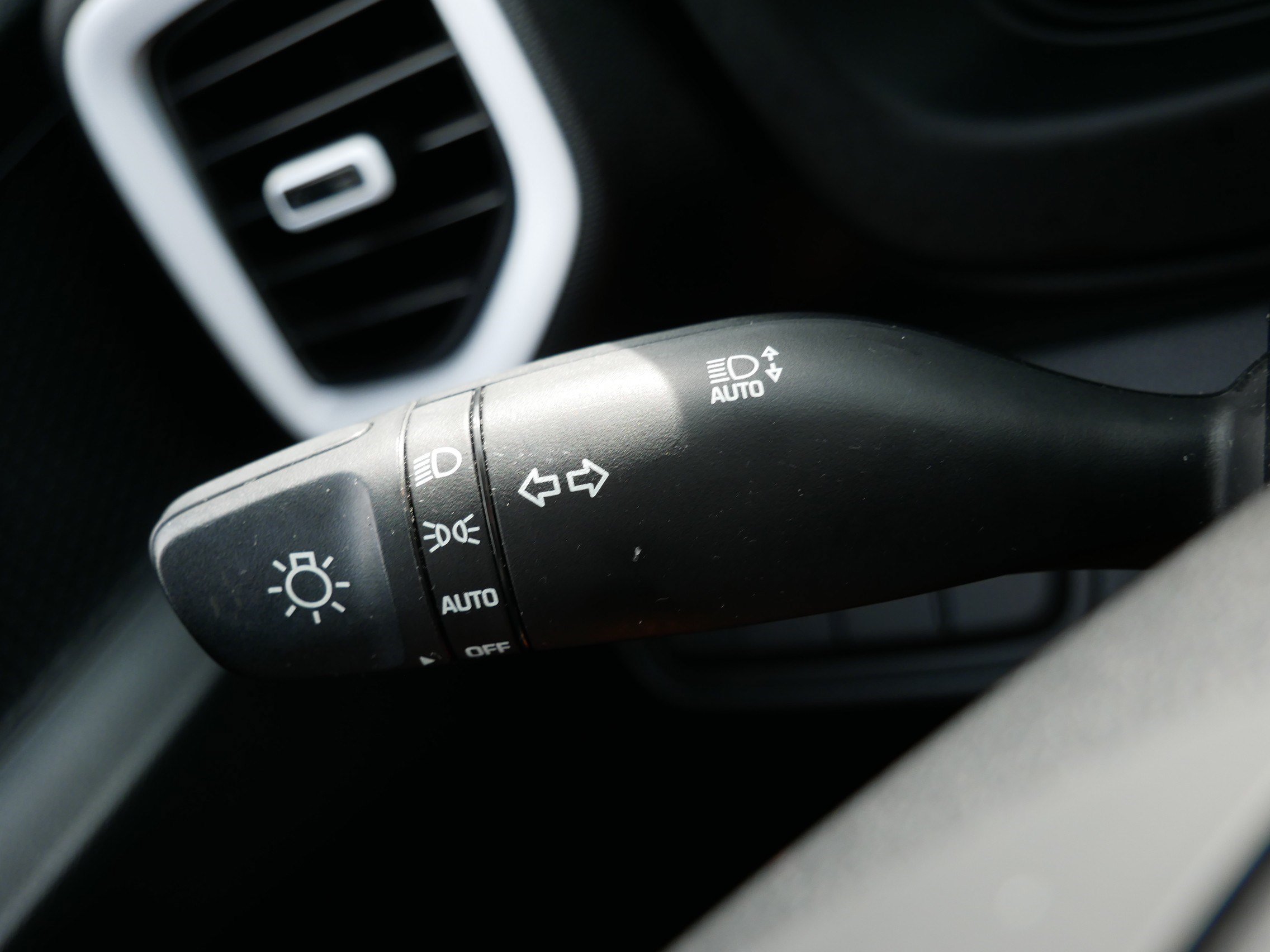 Used 2024 Hyundai Venue Limited FWD image 28