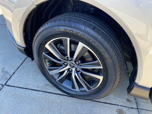 Used 2021 Toyota Venza LE image 25