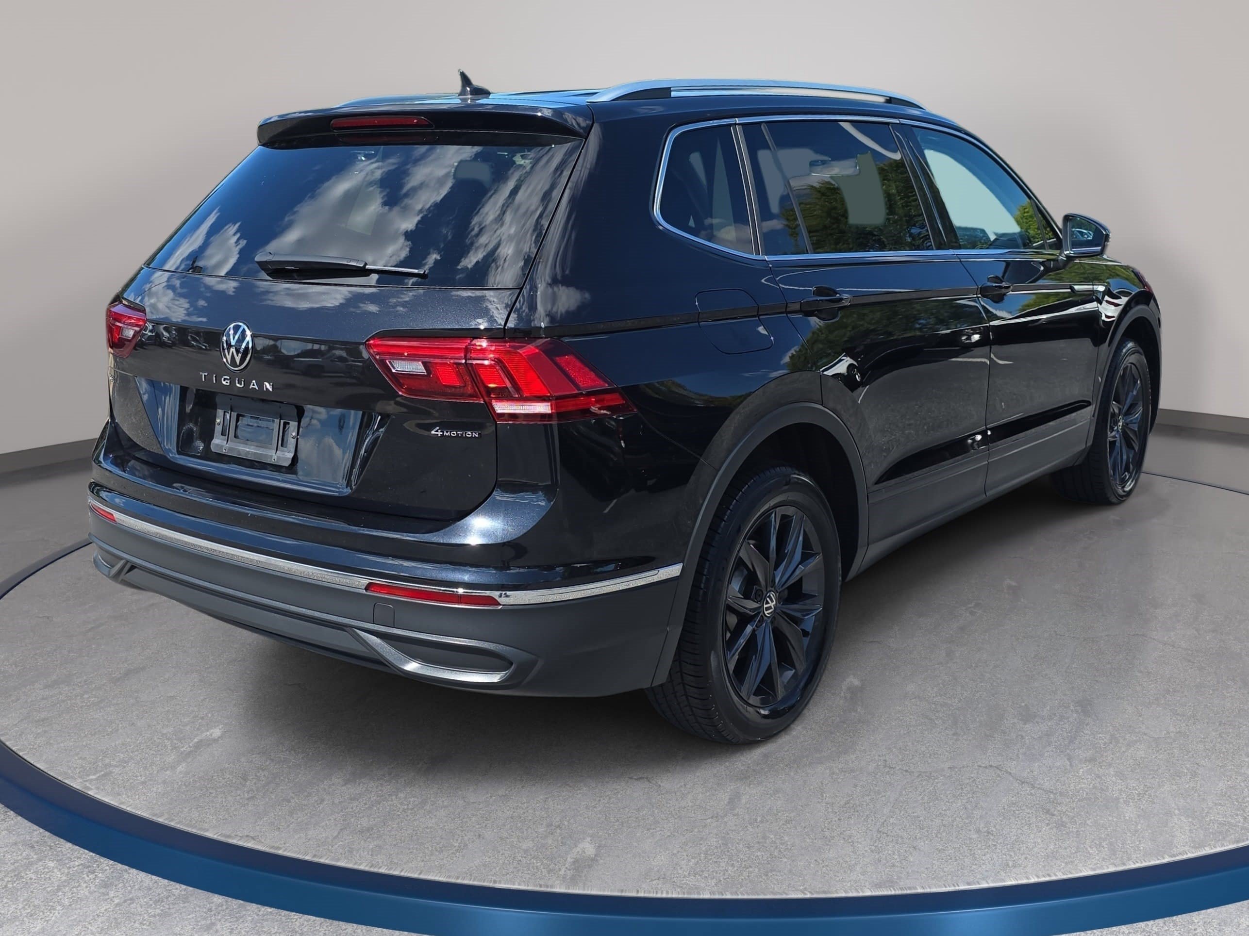 Used 2024 Volkswagen Tiguan SE AWD/4WD image 5