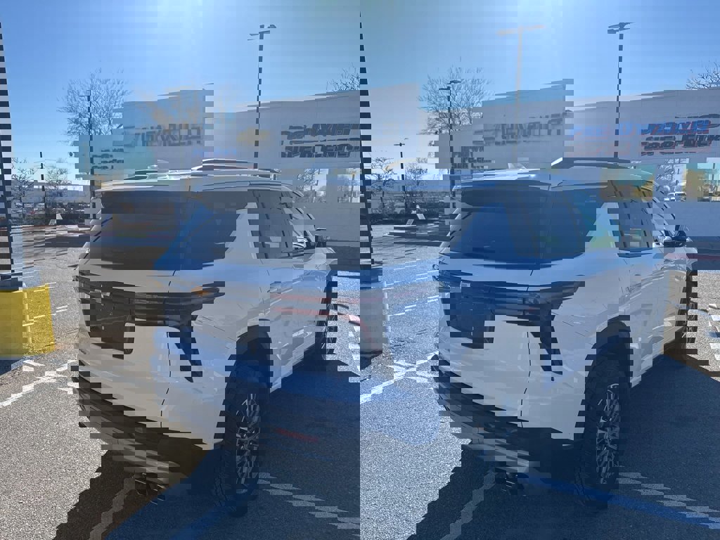 Certified 2025 Chevrolet Traverse LT image 3