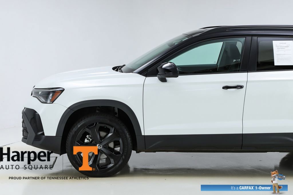 Used 2025 Volkswagen Taos SE image 3