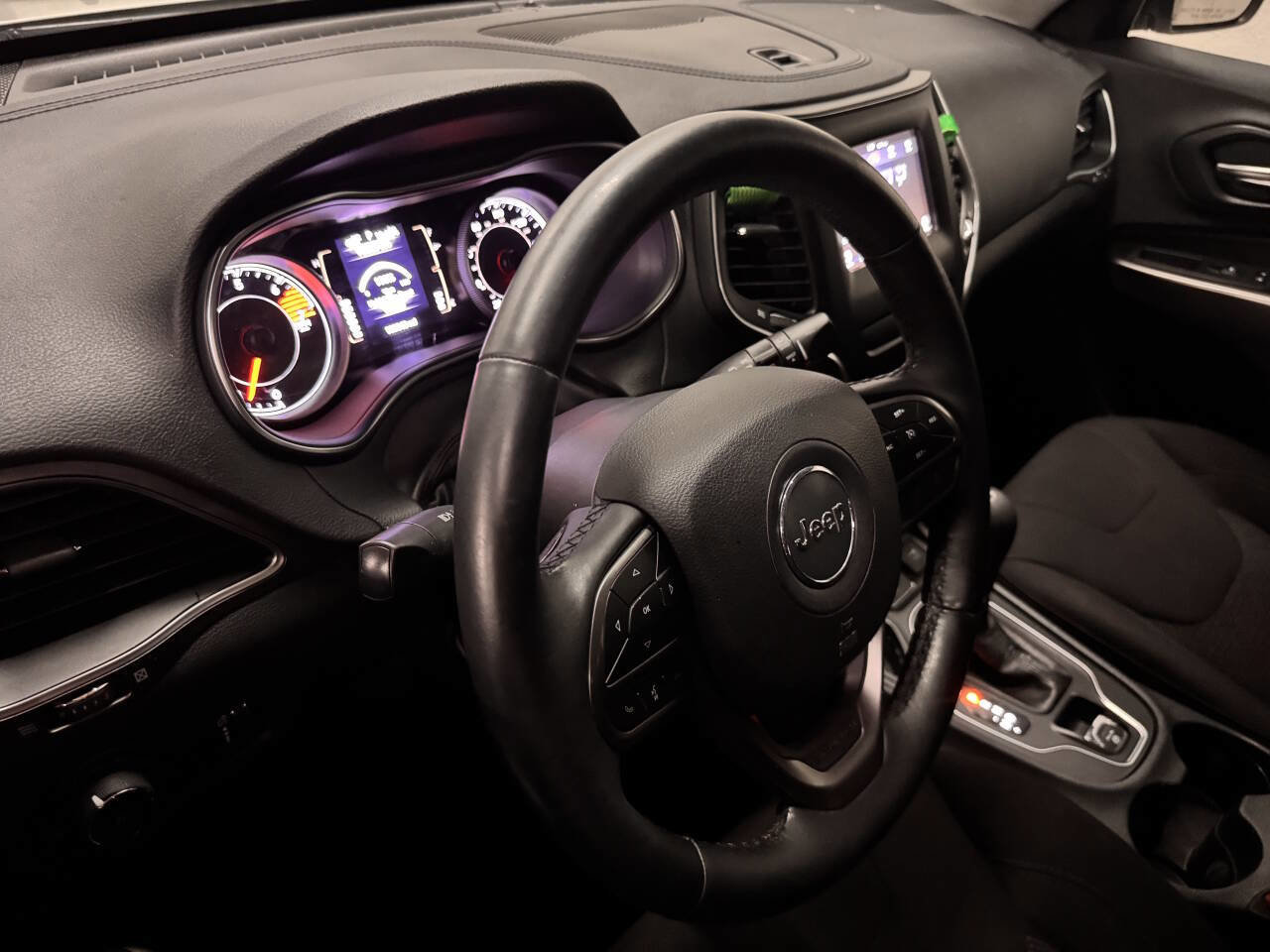 Used 2019 Jeep Cherokee Latitude w/ Cold Weather Group image 11